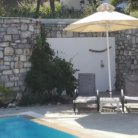 The Iconpainter Kalamaki Apartment Kompoi