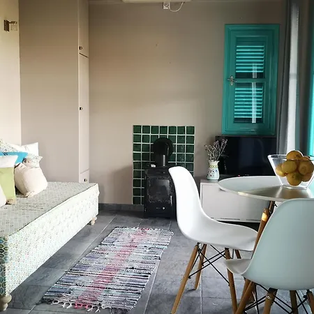 The Iconpainter Kalamaki Apartment Kompoi